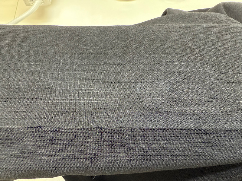 スラックスに付いた接着剤|愛知洗い人｜愛知県染み抜きのできるクリーニング店紹介サイト