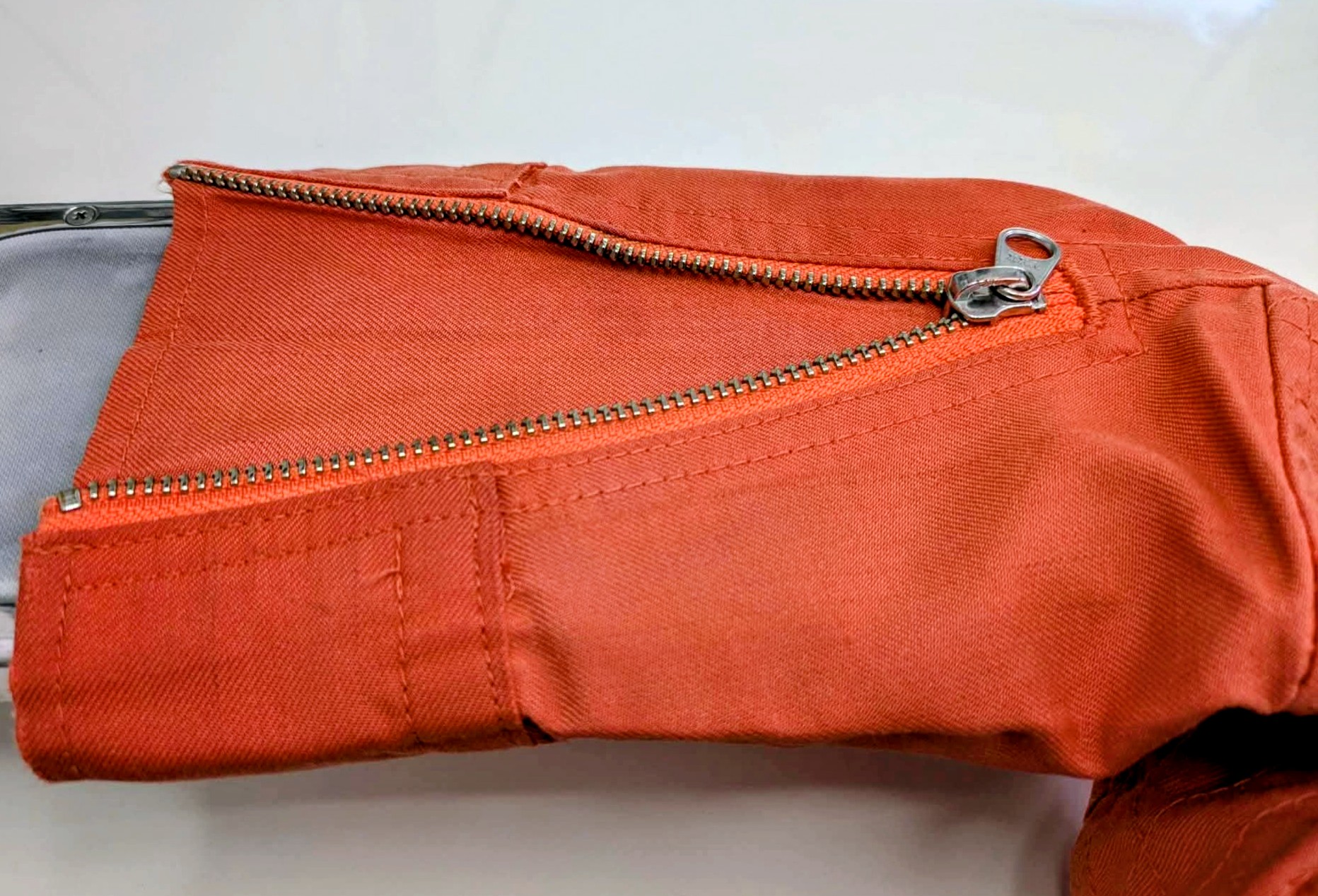 制服の袖先にインクのパンク|愛知洗い人｜愛知県染み抜きのできるクリーニング店紹介サイト