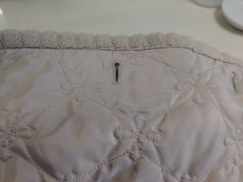 クリーニング品を半年後に着ようとしたら・・・|愛知洗い人｜愛知県染み抜きのできるクリーニング店紹介サイト