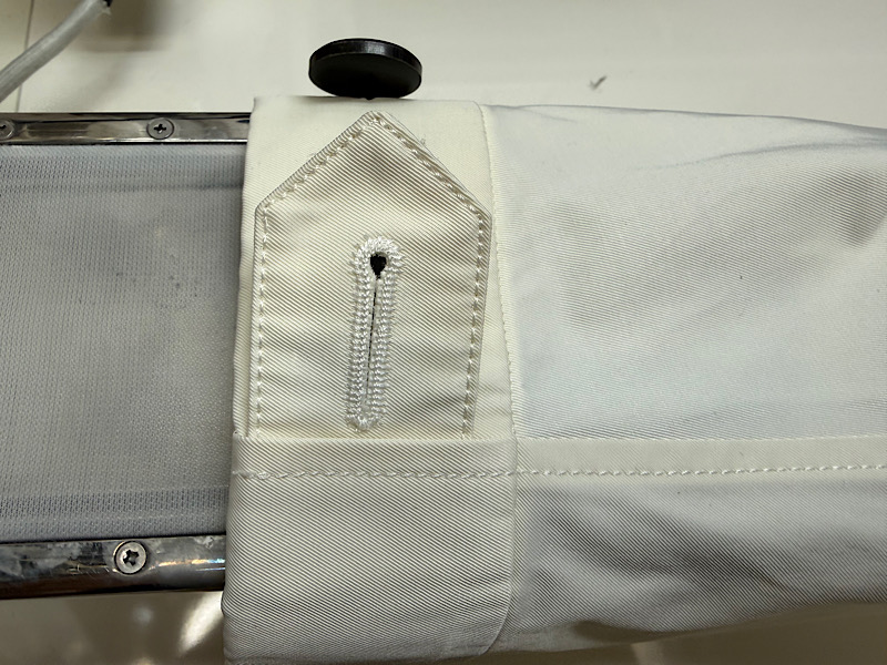 袖口に付いた口紅のシミ|愛知洗い人｜愛知県染み抜きのできるクリーニング店紹介サイト